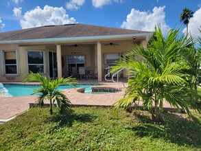1305 SW 11th Plz in Cape Coral, FL - Foto de edificio - Building Photo
