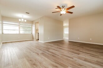 2319 Surrey Ln in Clearwater, FL - Building Photo - Building Photo