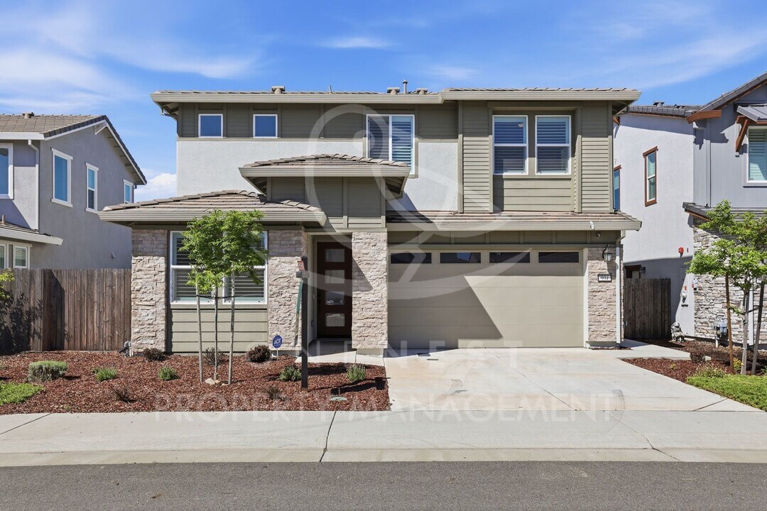 934 Hopkins St in Lincoln, CA - Building Photo