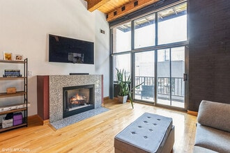 300 W Grand Ave in Chicago, IL - Building Photo - Building Photo