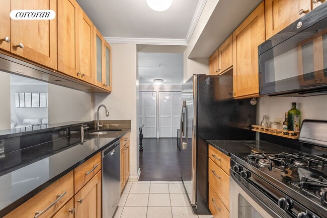 2 S End Ave in New York, NY - Building Photo - Building Photo