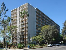 560 E Villa St in Pasadena, CA - Building Photo