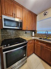 12193 SW 10th St in Miami, FL - Foto de edificio - Building Photo