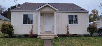 715 NE 13th St in McMinnville, OR - Building Photo