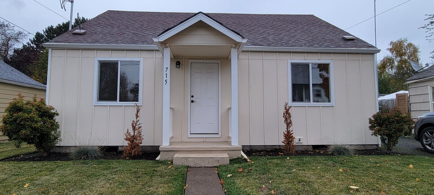 715 NE 13th St in McMinnville, OR - Building Photo