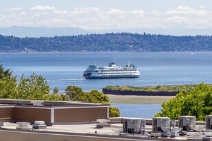 170 Harbor Square Loop NE in Bainbridge Island, WA - Building Photo