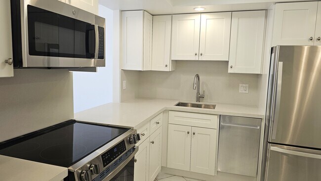 1825 S Ocean Dr, Unit 313 in Hallandale Beach, FL - Building Photo - Building Photo
