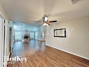 7451 Tunbury Ln in Houston, TX - Foto de edificio - Building Photo