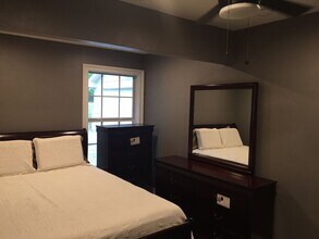 2102 W Bear Creek Rd in Red Oak, TX - Foto de edificio - Building Photo