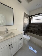 709 NW 6th St in Hallandale Beach, FL - Foto de edificio - Building Photo