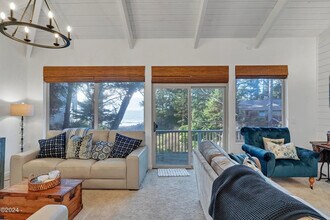 335 SW Midden Reach in Depoe Bay, OR - Building Photo - Building Photo
