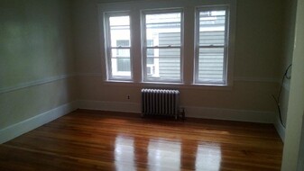 151 Forest Hills St, Unit 1 Apartamentos