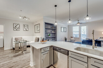 7747 Kirby Dr in Houston, TX - Foto de edificio - Building Photo