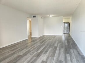 2455 Finlandia Ln in Clearwater, FL - Building Photo - Building Photo