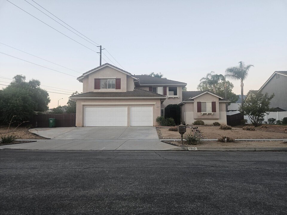 1102 Stillwater Rd in Corona, CA - Foto de edificio