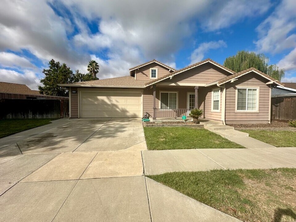 3055 Browning Ct in Brentwood, CA - Building Photo