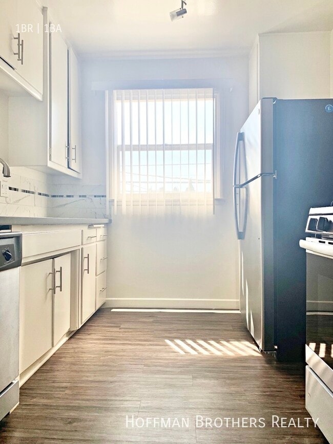 2001 Beachwood Dr in Los Angeles, CA - Foto de edificio - Building Photo