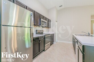 1950 SW Sylvester Ln in Port St. Lucie, FL - Foto de edificio - Building Photo