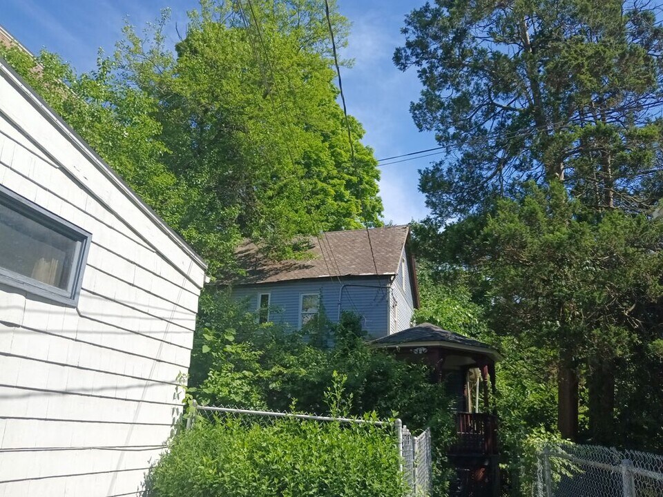 16 Pine St in Waterbury, CT - Building Photo