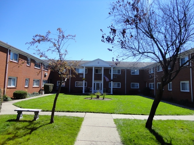 Indian Village Manor in Fort Wayne, IN - Foto de edificio