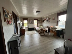 915 W 5th St, Unit Apt 1 in Winona, MN - Building Photo - Building Photo