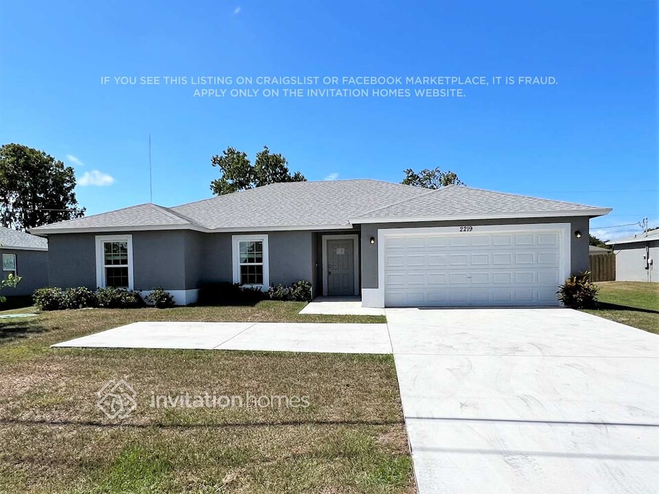 2219 SE Mariposa Ave in Port St. Lucie, FL - Building Photo