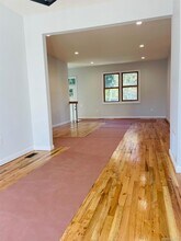 16 Oldwood Rd S in Port Washington, NY - Foto de edificio - Building Photo