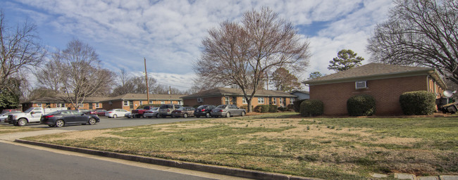 Cotswold East in Charlotte, NC - Foto de edificio - Building Photo