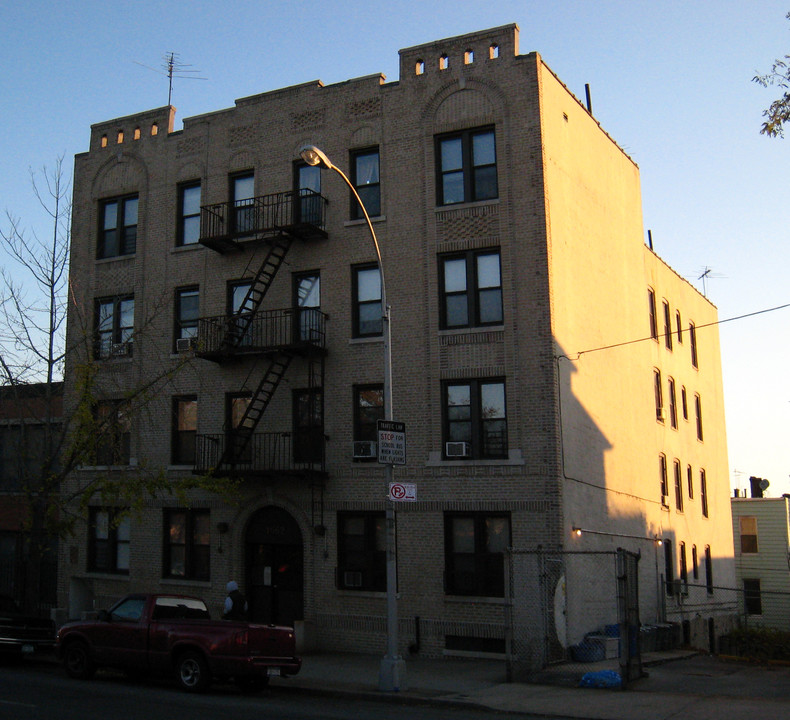 1662 White Plains Rd in Bronx, NY - Building Photo