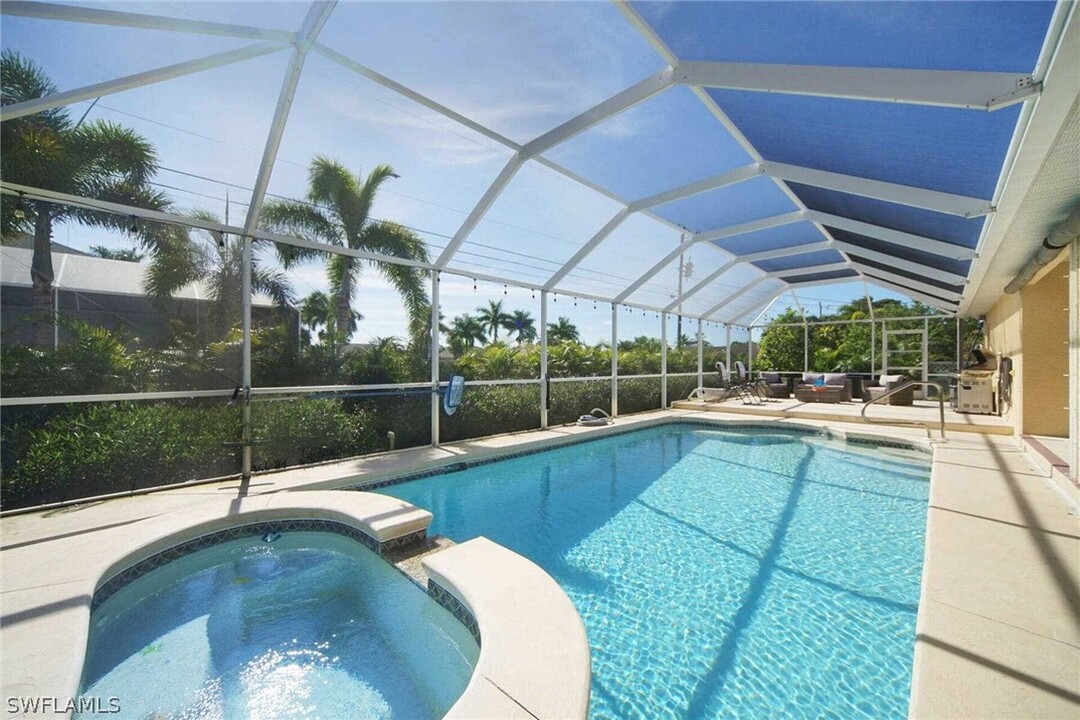 5007 SW 27th Ave in Cape Coral, FL - Foto de edificio