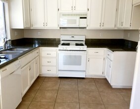 1073 Barnes Cir in Woodland, CA - Foto de edificio - Building Photo