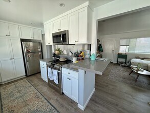 1000 Highland Ave, Unit 11 in Manhattan Beach, CA - Building Photo - Building Photo