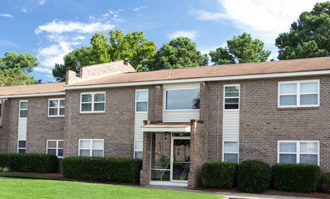 Cedar Creek Apartments in Portsmouth, VA - Building Photo - Building Photo