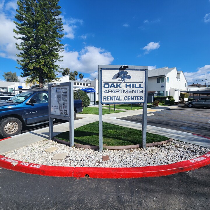 Oak Hill Apartments in Escondido, CA - Foto de edificio