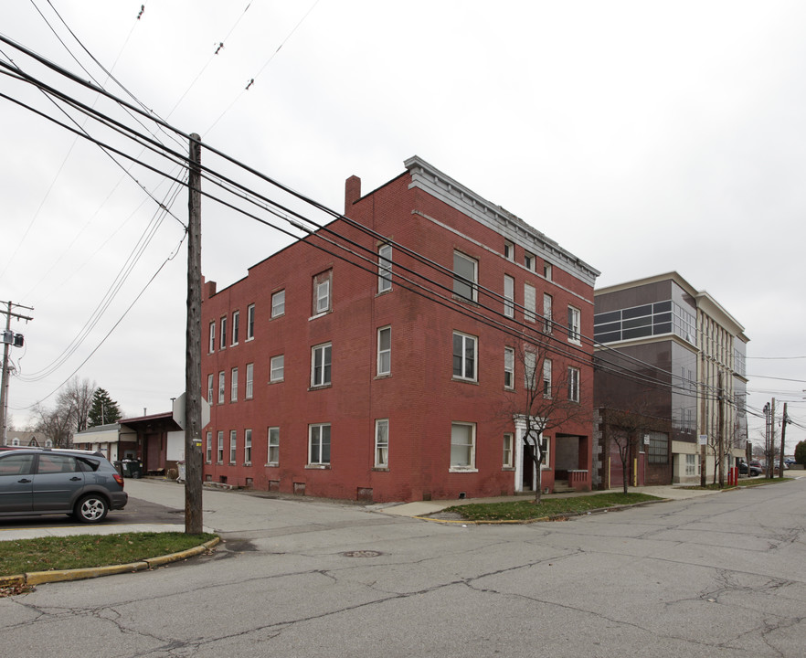 110 E Spruce St in Ravenna, OH - Building Photo