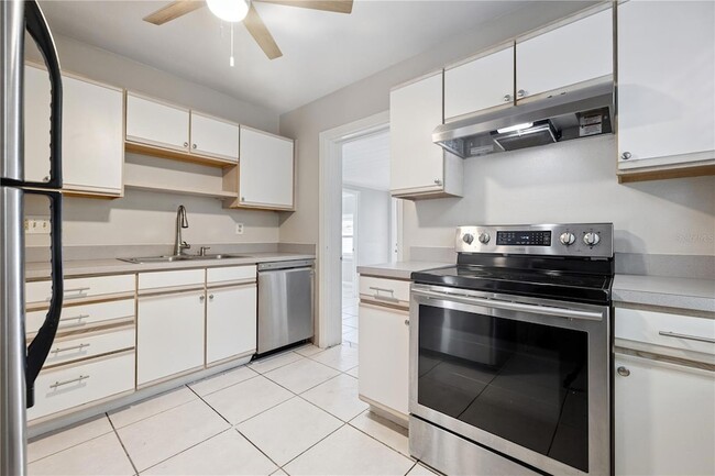 9314 N Ashley St in Tampa, FL - Foto de edificio - Building Photo