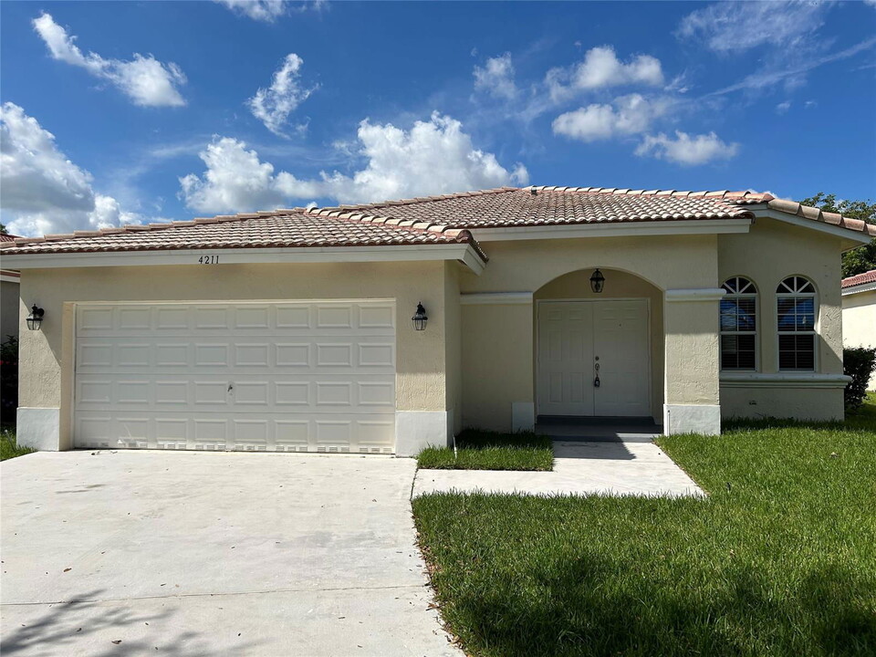 4211 NW 44th Terrace in Coconut Creek, FL - Building Photo