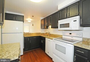 11905 Crosswind Ct in Reston, VA - Building Photo - Building Photo
