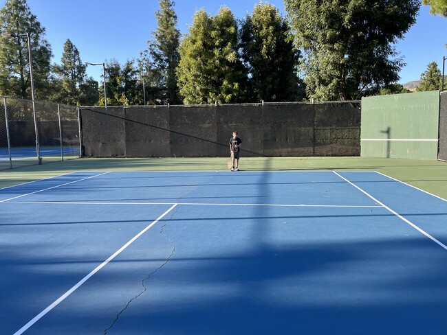 19220 Index St, Unit 2 in Porter Ranch, CA - Foto de edificio - Building Photo