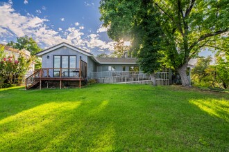 2820 Panorama Dr, Unit Main house in Redding, CA - Foto de edificio - Building Photo