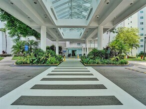 15051 Royal Oaks Ln, Unit # 103 in North Miami, FL - Foto de edificio - Building Photo