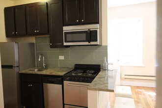 1210 W Granville Ave, Unit 301 in Chicago, IL - Building Photo - Building Photo