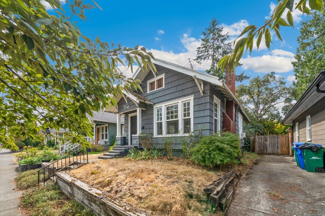 1241 NE 74th Ave in Portland, OR - Building Photo
