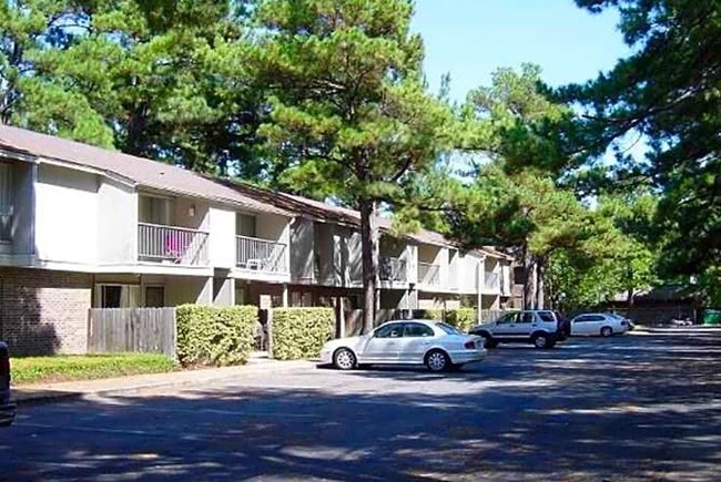 Meadowbrook Apartments in Pine Bluff, AR - Foto de edificio - Building Photo