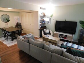 543 Longshore Dr in Ann Arbor, MI - Building Photo - Building Photo