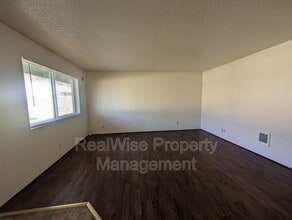 409 W First Ave in Sutherlin, OR - Building Photo - Building Photo