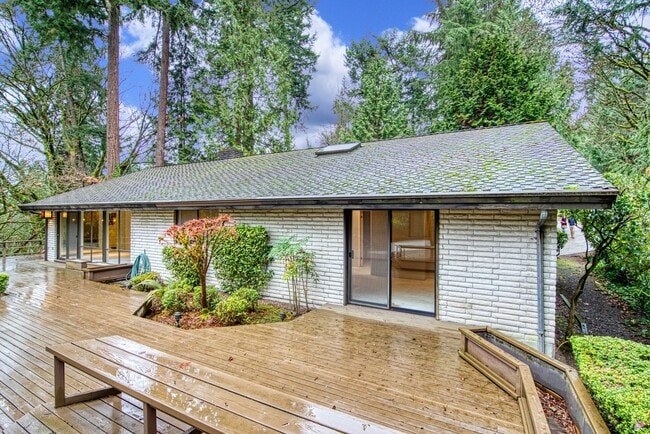 8449 SE 33rd Pl in Mercer Island, WA - Building Photo - Building Photo