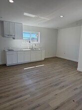 7533 Vineland Ave, Unit 10 in Los Angeles, CA - Building Photo - Building Photo