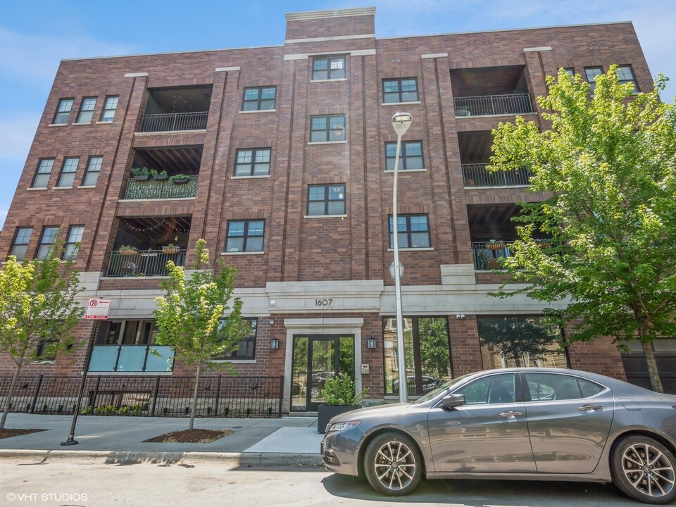 1607 W Waveland Ave in Chicago, IL - Building Photo