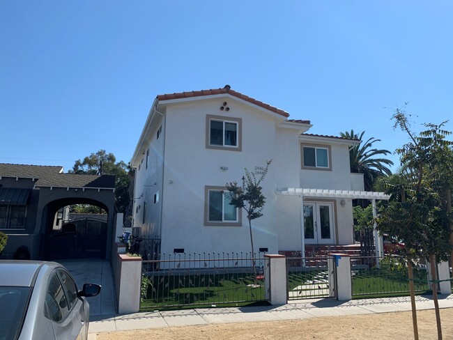 2446 S Dunsmuir Ave in Los Angeles, CA - Building Photo - Building Photo
